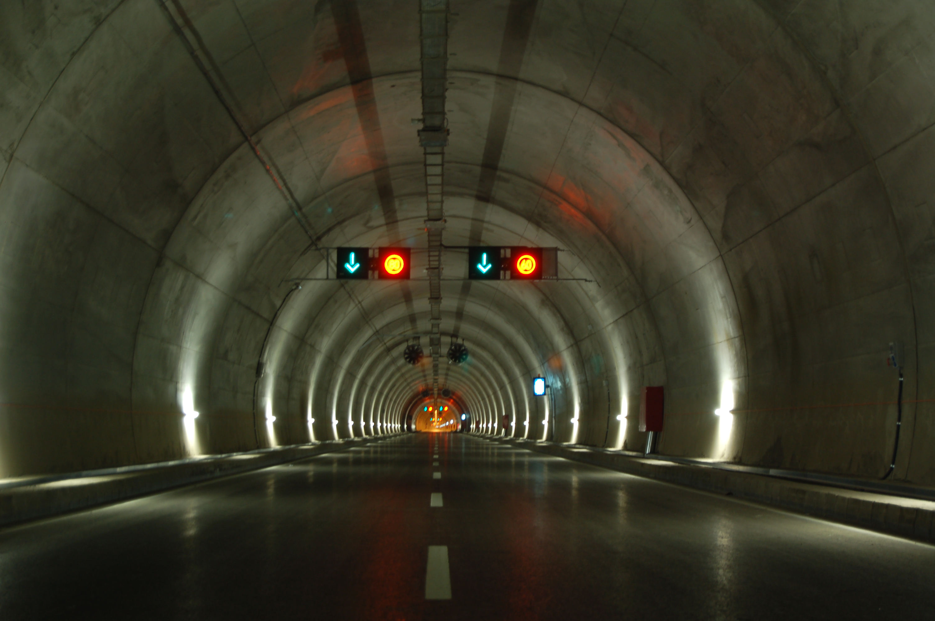 Acil çıkış kapısı ve yönlendirme